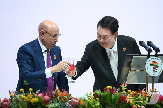 윤석열 대통령이 3일 서울 중구 신라호텔에서 열린 2024 한-아프리카 정상회의 환영만찬에서 아프리카연합(AU) 의장인 무함마드 울드 가주아니 모리타니아 대통령과 잔을 부딪치고 있다. (대통령실 제공) 2024.6.3/뉴스1 © News1 송원영 기자