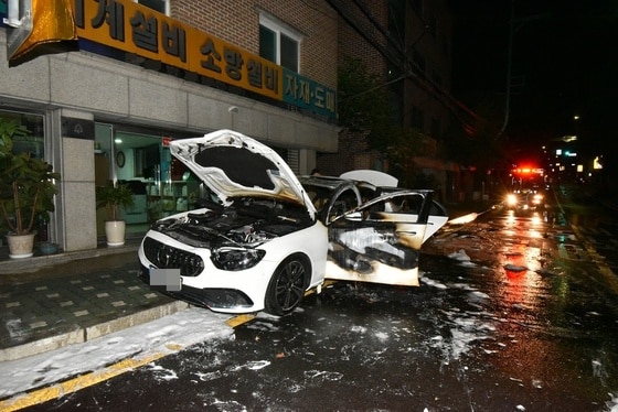 2일 새벽 서울 성북구 장위동의 한 도로에서 흰색 벤츠 승용차가 불에 탄 모습 (성북소방서 제공)