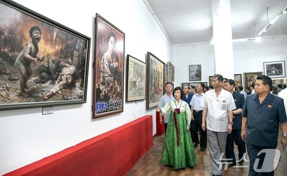 (평양 노동신문=뉴스1) = 북한 노동당 기관지 노동신문은 25일 '6·25 미제반미투쟁의 날'을 맞아 평양국제문화회관에서 계급 교양 주제 미술전람회가 열렸다고 보도했다. [국내에서만 사용가능. 재배포 금지. DB 금지. For Use Only in the Republic of Korea. Redistribution Prohibited] rodongphoto@news1.kr