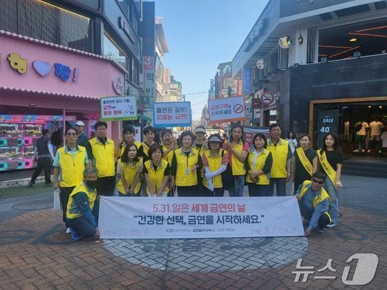 성북구 직원들이 지하철 4호선 성신여대역 일대에서 홍보에 나선 모습. (성북구 제공)© 뉴스1