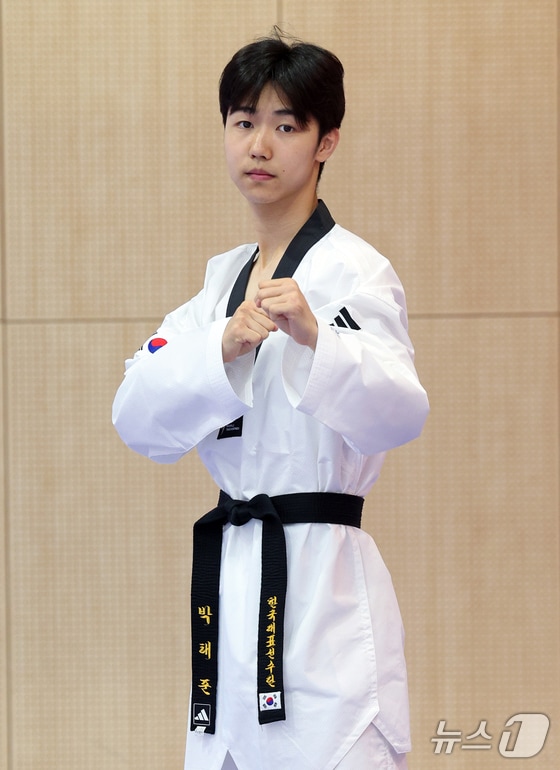 태권도 국가대표팀 박태준 선수가 25일 오후 충북 진천군 광혜원면 선수촌로 진천국가대표선수촌 태권도장에서 열린 2024 파리하계올림픽 태권도 국가대표팀 미디어데이에서 취재진을 향해 포즈를 취하고 있다. 2024.6.25/뉴스1 © News1 박정호 기자