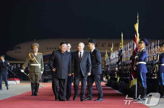 (평양 노동신문=뉴스1) =북한 노동당 기관지 노동신문은 20일 블라디미르 푸틴 러시아 대통령이 방문 일정을 성과적으로 마치고 6월19일 밤 전용기로 평양을 출발했다고 보도했다. 김정은 총비서가 공항에서 푸틴 대통령을 배웅했다. [국내에서만 사용가능. 재배포 금지. DB 금지. For Use Only in the Republic of Korea. Redistribution Prohibited] rodongphoto@news1.kr