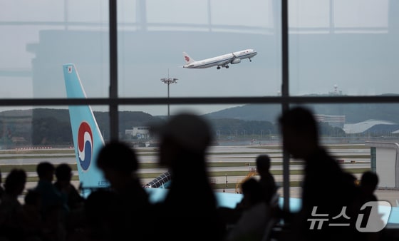 북한이 미사일, GPS 교란 도발을 실행한 지난달 30일 인천국제공항에서 비행기가 이륙하고 있다. 2024.5.30/뉴스1 © News1 이승배 기자