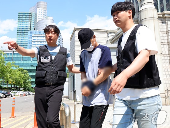 강남의 한 오피스텔에서 모녀를 살해하고 달아난 혐의(살인)를 받는 60대 남성 박모 씨가 2일 오후 서울 서초구 서울중앙지방법원에서 열린 구속 전 피의자 심문(영장심사)를 마친 뒤 호송 차량으로 이동하고 있다. 2024.6.2/뉴스1 © News1 김진환 기자