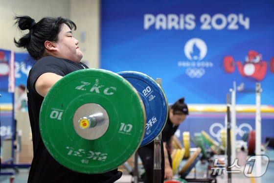 2024 파리하계올림픽을 한 달 앞둔 26일 오후 충북 진천군 광혜원면 선수촌로 진천국가대표선수촌 역도 국가대표팀 훈련장에서 박혜정 선수가 구슬땀을 흘리며 훈련을 하고 있다. 2024.6.26/뉴스1 © News1 박정호 기자