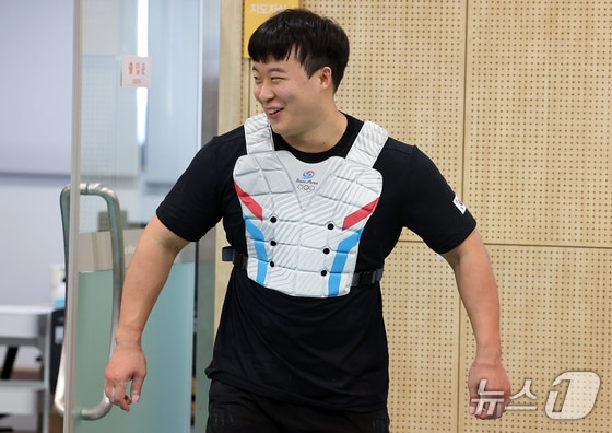 2024 파리하계올림픽을 한 달 앞둔 26일 오후 충북 진천군 광혜원면 선수촌로 진천국가대표선수촌 역도 국가대표팀 훈련장에서 장연학 선수가 훈련을 마친 뒤 쿨링 조끼를 입어보고 있다. 2024.6.26/뉴스1 © News1 박정호 기자