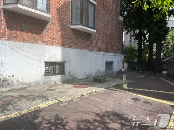 서울 관악구 신림동의 한 다세대주택 반지하 주택. 물막이판이 설치되지 않아 침수 위험에 노출돼 있다.© 뉴스1 윤주현 기자