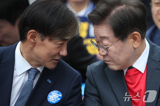 이재명 더불어민주당 대표와 조국 조국혁신당 대표가 25일 오후 서울 중구 숭례문 인근에서 열린 범야당 및 시민사회 '채상병 특검법 거부 규탄 및 통과 촉구 범국민대회'에 참석해 대화하고 있다. 2024.5.25/뉴스1 © News1 이승배 기자