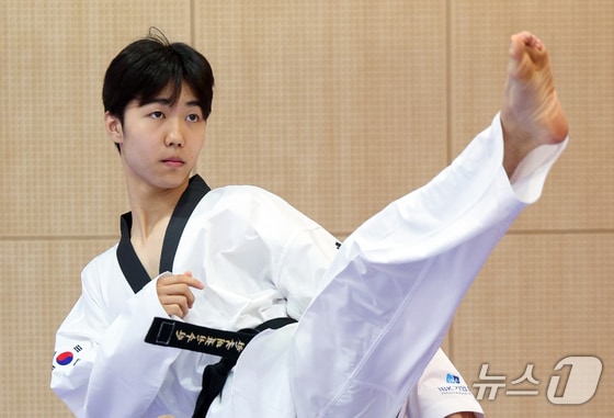 태권도 국가대표팀 박태준 선수가 25일 오후 충북 진천군 광혜원면 선수촌로 진천국가대표선수촌 태권도장에서 열린 2024 파리하계올림픽 태권도 국가대표팀 미디어데이에서 취재진을 향해 포즈를 취하고 있다. 2024.6.25/뉴스1 © News1 박정호 기자