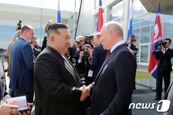 (평양 노동신문=뉴스1) = 김정은 노동당 총비서와 블라디미르 푸틴 러시아 대통령. [국내에서만 사용가능. 재배포 금지. DB 금지. For Use Only in the Republic of Korea. Redistribution Prohibited] rodongphoto@news1.kr