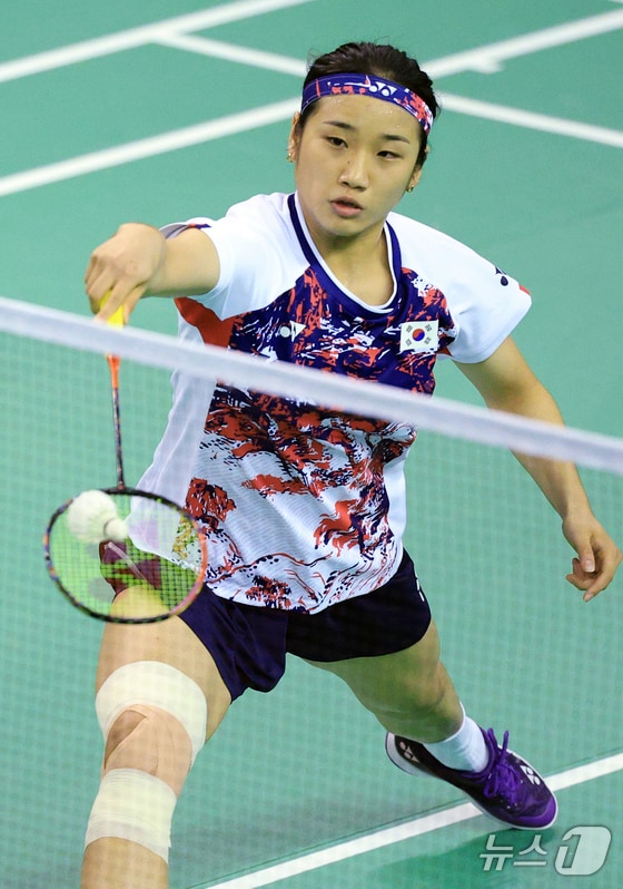 안세영이 25일 오후 충북 진천군 광혜원면 선수촌로 진천국가대표선수촌 핸드볼경기장 훈련장에서 열린 2024 파리하계올림픽 배드민턴 국가대표팀 미디어데이에서 김가은과 2차 스페셜 매치를 펼치고 있다. 2024.6.25/뉴스1 © News1 박정호 기자