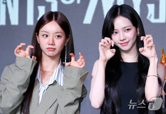 배우 혜리와 에스파 카리나(오른쪽)가 18일 서울 마포구 호텔 나루 서울 엠갤러리에서 열린 넷플릭스 오리지널 예능 '미스터리 수사단' 제작발표회에서 고양이 포즈를 취하고 있다. © News1 권현진 기자