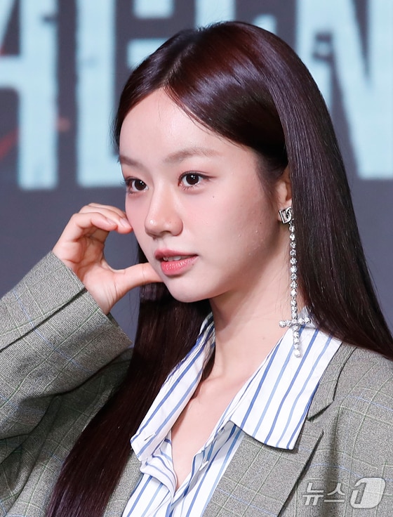 배우 혜리가 18일 서울 마포구 호텔 나루 서울 엠갤러리에서 열린 넷플릭스 오리지널 예능 '미스터리 수사단' 제작발표회에서 볼 하트를 그리고 있다. © News1 권현진 기자