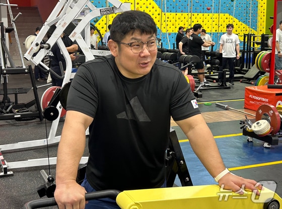 황희태 2024 파리하계올림픽 유도 국가대표팀 감독이 13일 오전 진천국가대표선수촌에서 열린 D-50 미디어데이에서 선수들 훈련 모습을 지켜보고 있다. 2024.6.13/뉴스1 © News1 문대현 기자