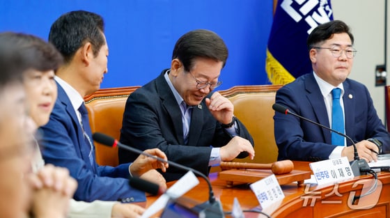 이재명 더불어민주당 대표가 3일 오전 서울 여의도 국회에서 열린 최고위원회의에 참석해 서영교 최고위원의 발언을 듣고 웃음을 감추지 못하고 있다. 2024.6.3/뉴스1 © News1 안은나 기자