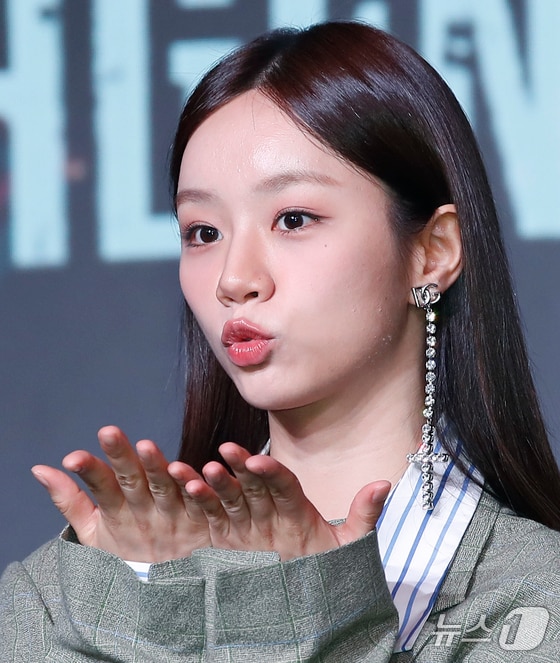 배우 혜리가 18일 서울 마포구 호텔 나루 서울 엠갤러리에서 열린 넷플릭스 오리지널 예능 '미스터리 수사단' 제작발표회에서 키스를 보내고 있다.© News1 권현진 기자
