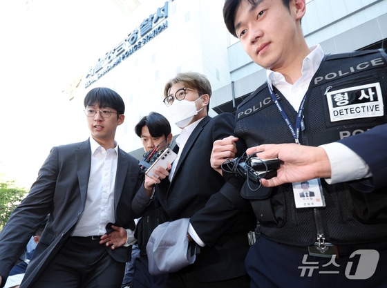 '음주 뺑소니' 혐의를 받는 트로트 가수 김호중 씨가 31일 오전 서울 강남경찰서에서 나와 검찰로 구속 송치되고 있다.  2024.5.31/뉴스1 © News1 박정호 기자