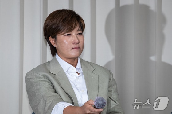 박세리 박세리희망재단 이사장이 18일 서울 강남구 스페이스쉐어 삼성코엑스센터에서 기자회견을 열고 자신의 부친 고소와 관련 입장을 밝히던 중 눈물을 참고 있다. 앞서 재단은 지난 11일 박세리의 부친 박준철 씨를 사문서 위조 및 위조사문서행사 혐의로 고소했다. 박 씨 부친은 국제골프학교 설립 업체로부터 참여 제안을 받고 재단의 법인 도장을 몰래 제작해 사용한 혐의를 받는다. 2024.6.18/뉴스1 © News1 유승관 기자