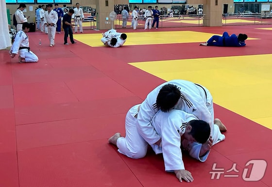 2024 파리하계올림픽에 참가하는 유도 국가대표 선수단이 13일 오전 진천국가대표선수촌 필승관 유도장에서 구슬땀을 흘리며 훈련에 매진하고 있다. 2024.6.13/뉴스1 © News1 문대현 기자