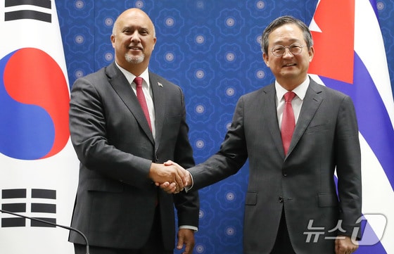 정병원 외교부 차관보가 12일 오전 서울 도렴동 외교부 청사에서 카를로스 미겔 페레이라 에르난데스 쿠바 외교부 양자총국장과 면담에 앞서 기념촬영을 하고 있다. 2024.6.12/뉴스1 © News1 임세영 기자