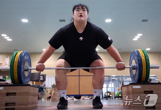 2024 파리하계올림픽을 한 달 앞둔 26일 오후 충북 진천군 광혜원면 선수촌로 진천국가대표선수촌 역도 국가대표팀 훈련장에서 박혜정 선수가 구슬땀을 흘리며 훈련을 하고 있다. 2024.6.26/뉴스1 © News1 박정호 기자