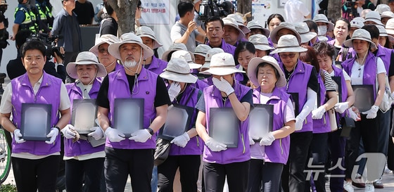 10·29 이태원 참사 희생자 유가족들이 16일 오후 서울 중구 서울광장에 마련된 희생자 합동분향소에서 분향소 운영 종료식을 마치고 을지로 부림빌딩에 마련된 10·29 이태원 참사 기억소통 공간 ‘별들의 집’으로 행진하고 있다. 2024.6.16/뉴스1 © News1 김진환 기자