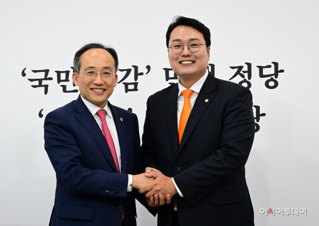 [포토] 인사 나누는 추경호·천하람 원내대표