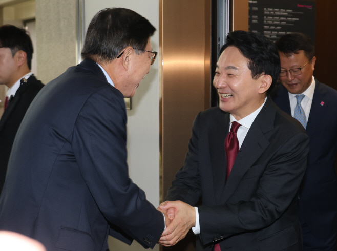 박형준 시장과 악수하는 원희룡 전 장관<YONHAP NO-3434>