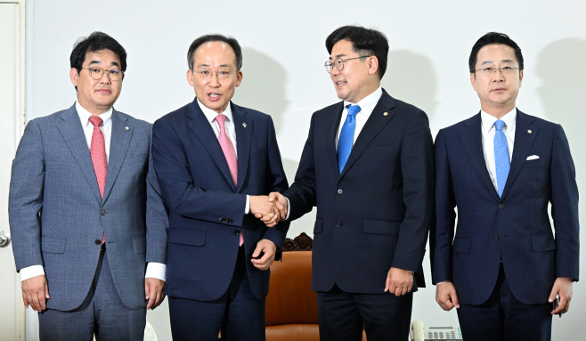 2+2 회동하는 여야 원내대표<YONHAP NO-2692>