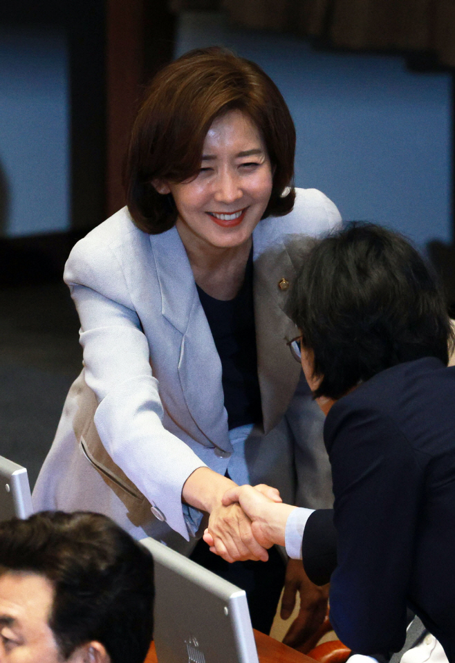 본회의 참석한 나경원 의원<YONHAP NO-4382>