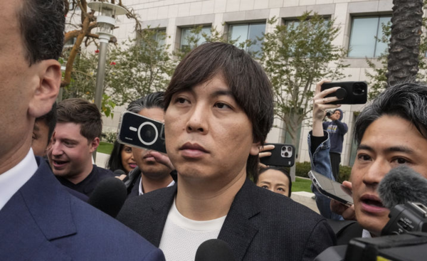 ▲ 미국프로야구(MLB) LA다저스의 오타니 쇼헤이 계좌에 접근해 자신의 불법 도박 자금으로 사용하려던 혐의로 기소된 전 통역사 미즈하라 잇페이가 4일(현지시간) 미국 캘리포니아주 샌타애나 연방법원에 출두하고 있다. 사진=뉴시스
