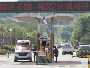 ▲ 21일 세종시에 위치한 육군 제32보병사단 정문으로 응급차가 나오고 있다. 이날 육군 32사단 신병교육대에서 수류탄 투척 훈련 도중 수류탄이 터져 훈련병 1명이 숨지고, 간부 1명이 중상을 입었다. 2024.05.21. 사진=뉴시스