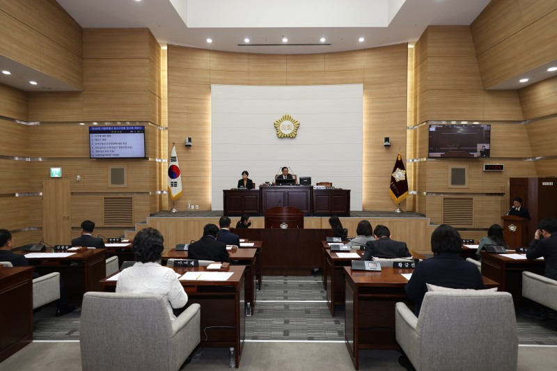 오천진 용산구의회 의장이 본회의를 주재하는 모습./사진제공=용산구의회