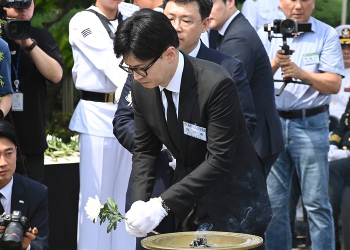 한동훈 국민의힘 전 비상대책위원장이 29일 경기도 평택시 해군 제2함대 사령부에서 열린 제2연평해전 승전 22주년 기념식에서 분향 및 헌화하고 있다. ⓒ뉴시스