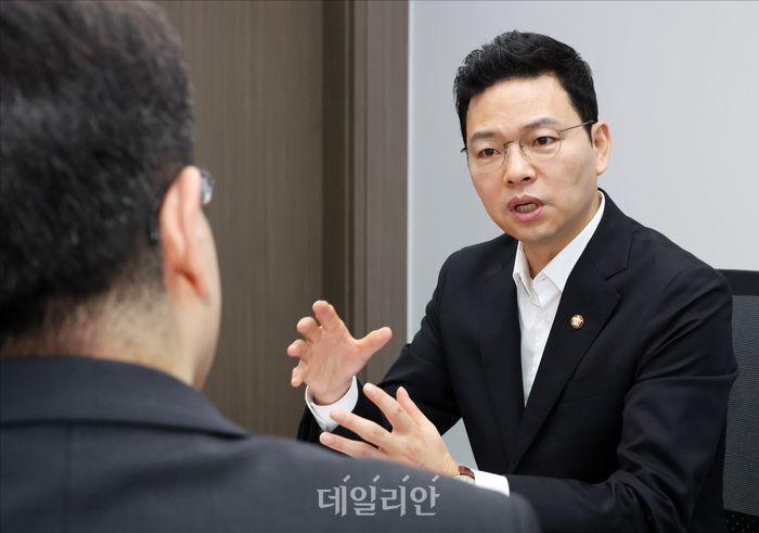 국민의힘 7·23 전당대회에서 최고위원 출마에 나선 박정훈 국민의힘 의원이 25일 오전 의원회관에서 데일리안과 인터뷰를 하고 있다. ⓒ데일리안 홍금표 기자