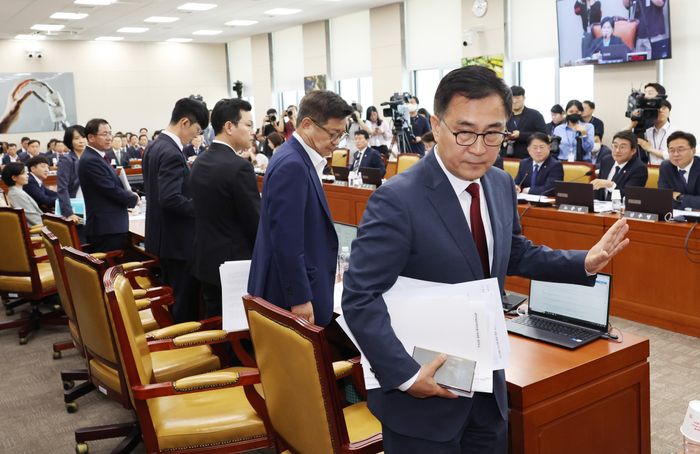 국민의힘 최형두 의원 등이 25일 국회에서 열린 과학기술정보방송통신위원회 전체회의에서 야당 의원의 발언과 관련해 항의를 표하며 자리를 떠나고 있다. ⓒ연합뉴스