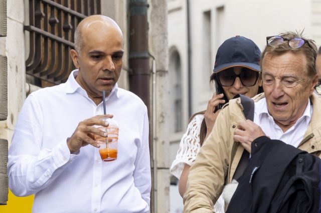 영국 최대 부호인 힌두자 집안의 아들 아제이 힌두자(왼쪽)와 아내 남라타(가운데)가 변호인(오른쪽)과 함께 재판에 나왔을 당시 모습 ⓒEPA/연합뉴스