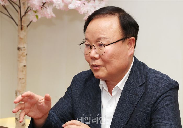 국민의힘 7·23 전당대회에 최고위원 후보로 나선 김재원 전 최고위원이 지난 26일 오후 서울 여의도의 한 카페에서 데일리안과 인터뷰를 하고 있다. ⓒ데일리안 홍금표 기자