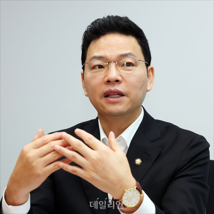 국민의힘 7·23 전당대회에서 최고위원 출마에 나선 박정훈 국민의힘 의원이 25일 오전 의원회관에서 데일리안과 인터뷰를 하고 있다. 박 의원은 내내 왼손목에