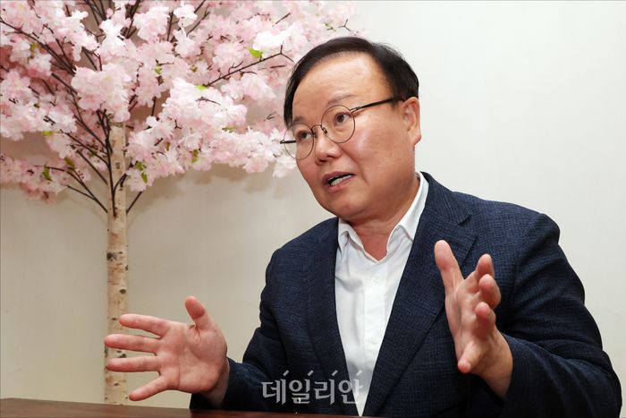 국민의힘 7·23 전당대회에 최고위원 후보로 나선 김재원 전 최고위원이 지난 26일 오후 서울 여의도의 한 카페에서 데일리안과 인터뷰를 하고 있다. ⓒ데일리안 홍금표 기자