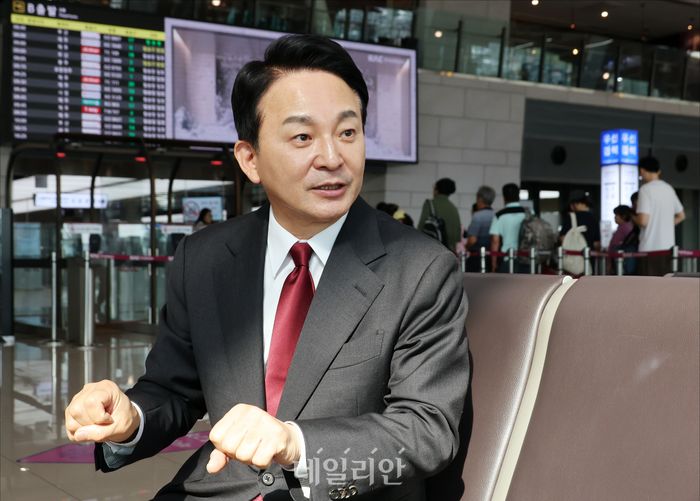 국민의힘 7·23 전당대회 당대표 후보로 당권 도전에 나선 원희룡 전 국토교통부 장관이 28일 오전 서울 강서구 김포공항에서 데일리안과 인터뷰를 하고 있다. ⓒ데일리안 홍금표 기자