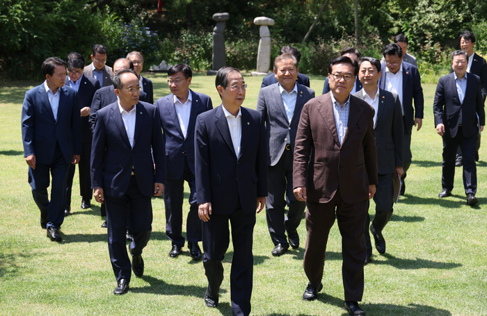 16일 오후 서울 종로구 삼청동 총리 공관에서 열린 고위 당ㆍ정ㆍ대 협의회에서 한덕수 국무총리, 국민의힘 황우여 비상대책위원장, 추경호 원내대표, 정진석 대통령실 비서실장을 비롯한 참석자들이 기념촬영을 마치고 회의장으로 들어가고 있다. 〈연합뉴스〉