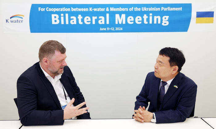 윤석대 한국수자원공사 사장(오른쪽)이 올렉산드르 코르니옌코 우크라이나 국회부의장 과 지난 11~12일(현지시간) 독일 베를린에서 열린 우크라이나 재건회의 'URC 2024'에서 면담하고 있다.