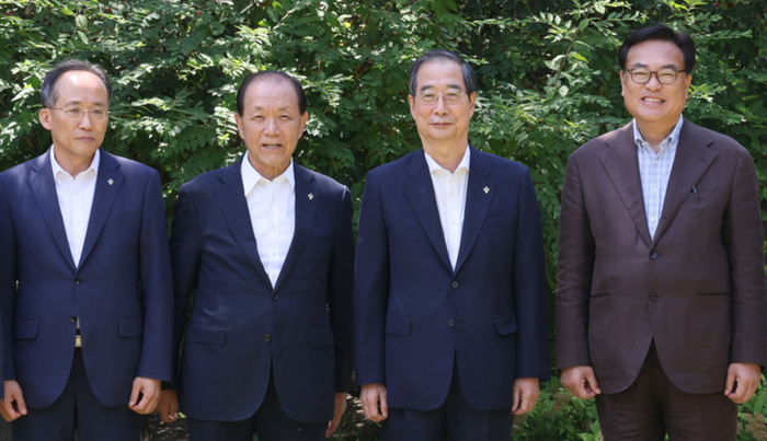 16일 오후 서울 종로구 삼청동 총리 공관에서 열린 고위 당·정·대 협의회에서 한덕수 국무총리(오른쪽 두번째), 국민의힘 황우여 비상대책위원장(왼쪽 두번째), 추경호 원내대표(왼쪽), 정진석 대통령실 비서실장이 기념촬영을 하고 있다. 〈연합뉴스〉