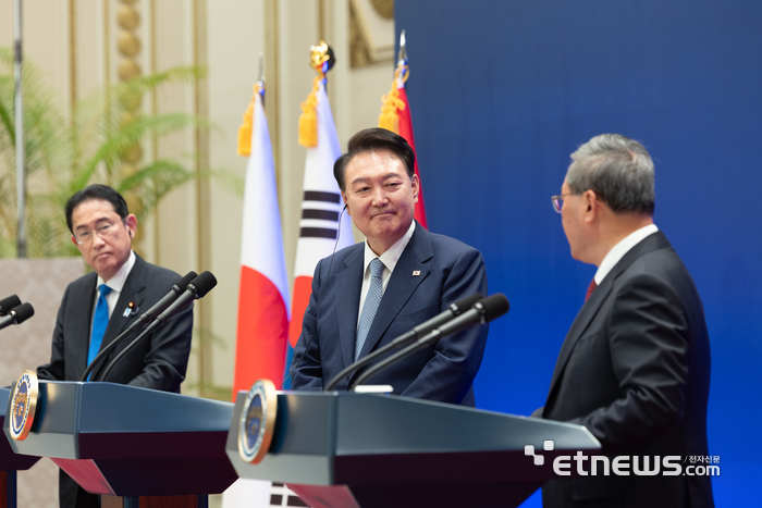 윤석열 대통령이 27일 청와대 영빈관에서 열린 제9차 한일중 정상회의 공동기자회견에서 리창 중국 국무원 총리의 발언을 듣고 있다. 왼쪽부터 기시다 후미오 일본 총리, 윤 대통령, 리창 총리. 대통령실 제공