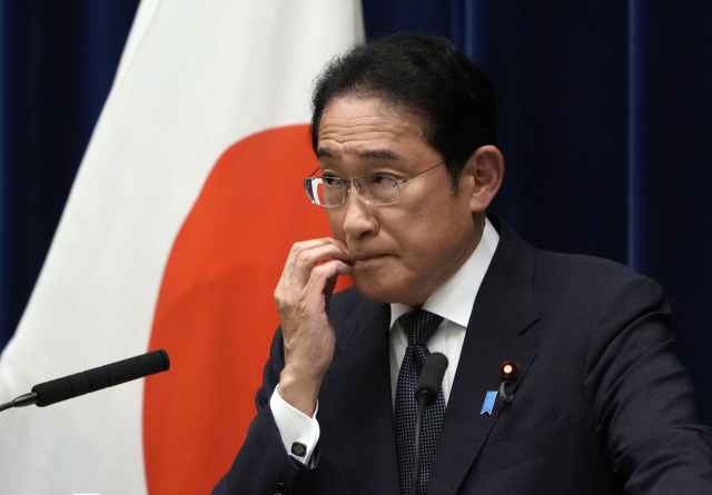 日 스가 전 총리 '새 리더 필요' 기시다 퇴진 요구