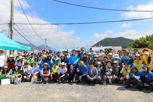 무학, 취약층 폭염 예방 '쿨루프 봉사' 구슬땀