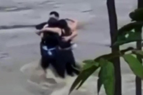 급류 휩쓸리기 직전 꼭 끌어안은 세 친구…그들의 운명은?