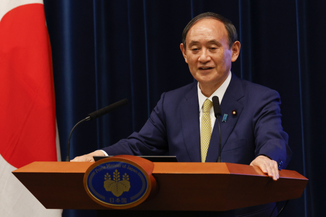 日 스가 전 총리 '새 리더 필요' 기시다 퇴진 요구