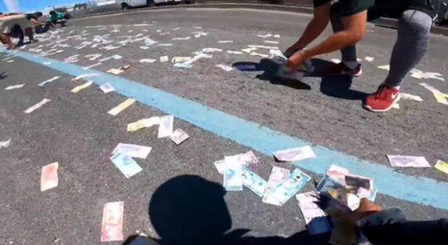 '고속도로에 지폐가 날아다녀요'…차 세우고 돈 줍는 운전자들 '아찔'